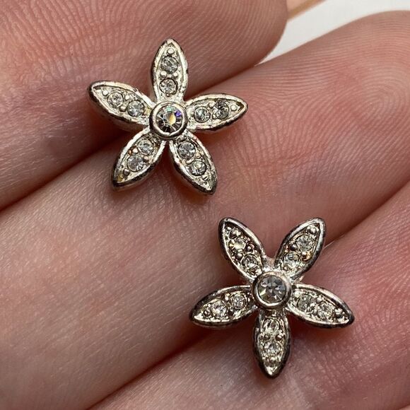 💛 Nine West Designer Flower CZ Earrings - Picture 6 of 9